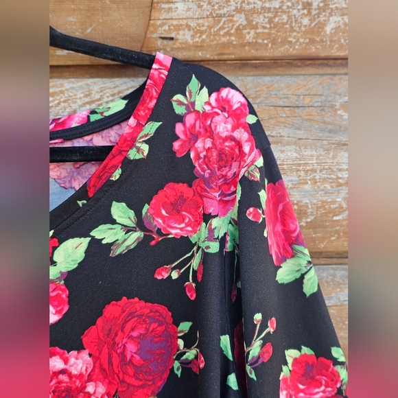 Pioneer Woman Half Sleeve Butter Soft Black, Green & Red Rose Floral Vneck Top - Picture 6 of 10